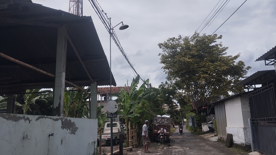 MASIH SWADAYA: Penerangan jalan kampung di Gang Kamboja, Krapyak Wetan, Panggungharjo, Sewon, Kamis (15/1/2026).