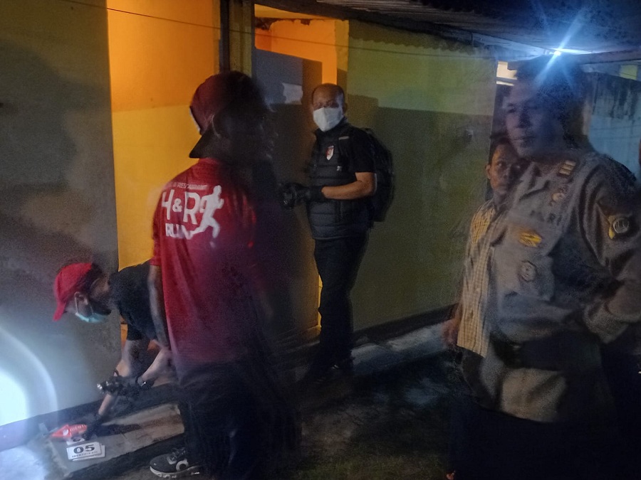 EVAKUASI: Petugas Polsek Mantrijeron saat melakukan evakuasi terhadap karyawan hotel yang meninggal dunia di mess hotel yang beralamat di Jalan Mangkuyudan, Mantrijeron Kota Jogja, Kamis (15/1/2026).