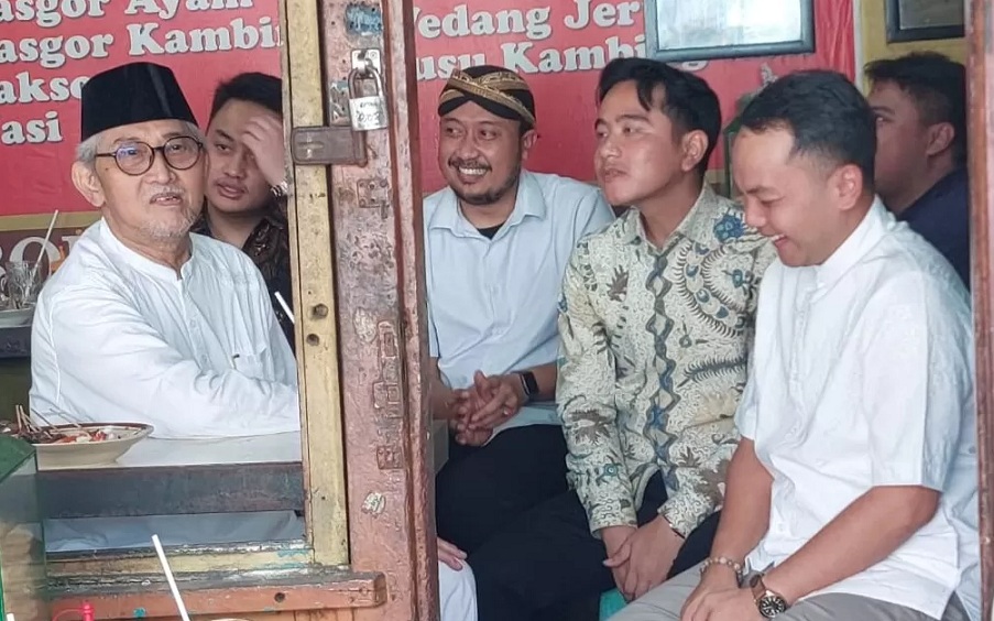 Dari kiri, Maha Menteri KGPHPA Tedjowulan, PB XIV Purboyo, PB XIV Mangkubumi, Wapres Gibran, dan Wali Kota Solo Respati Ardi nyate bareng di kawasan Pasar Klewer, Jumat (16/1/2026).