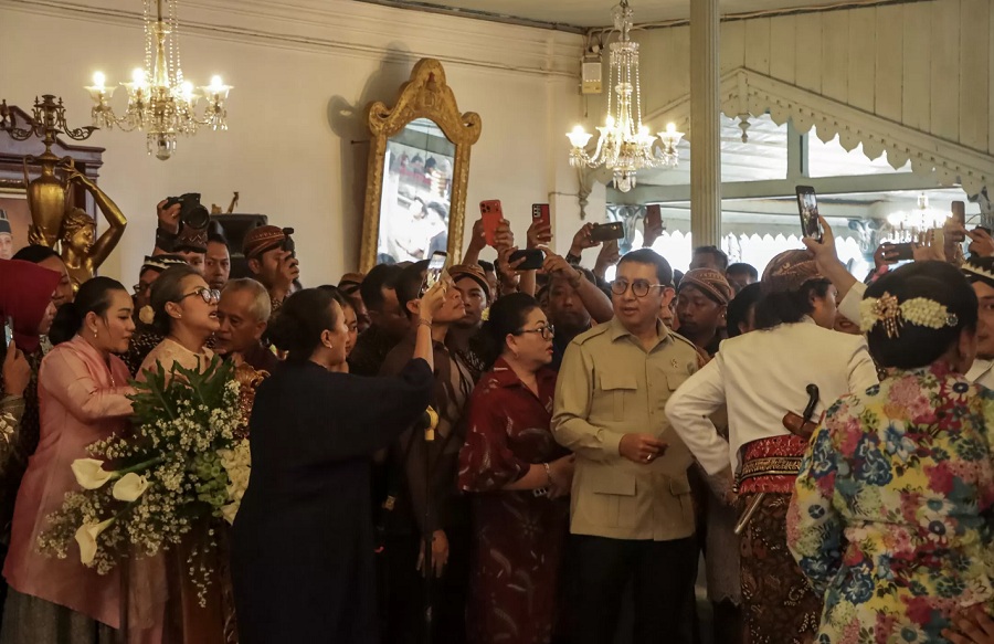 GKR Timoer berbicara dengan mikropon memprotes Menteri Fadli Zon.