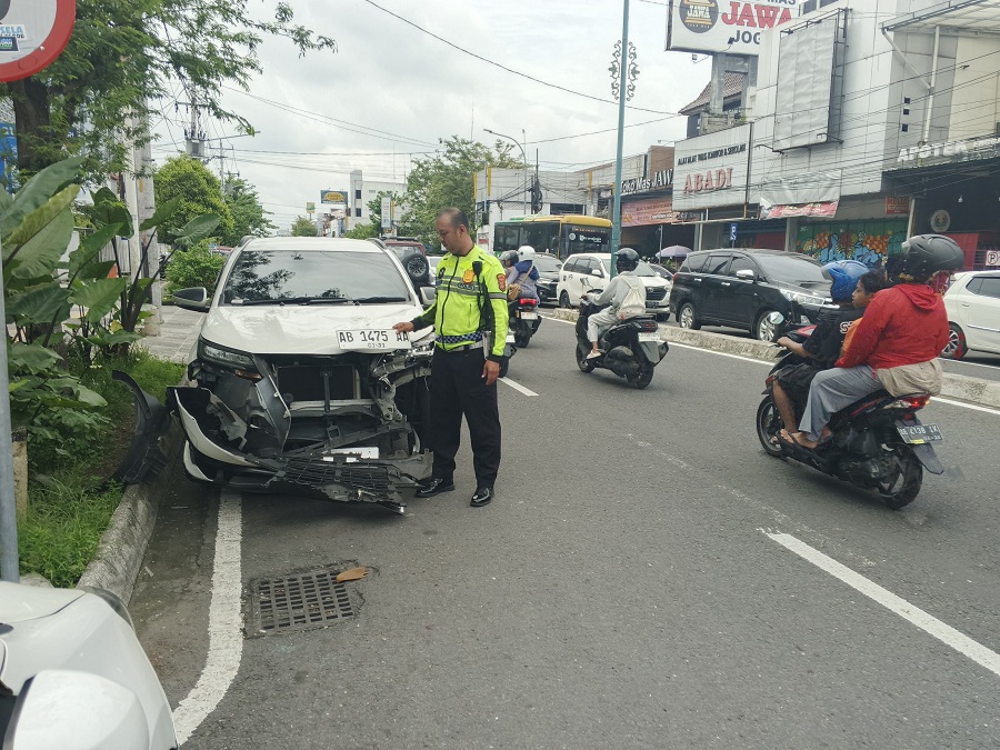 RINGSEK: Kondisi mobil Toyota Rush bernomor polisi AB 1475 usai terlibat kecelakaan di Simpang Empat Tugu, Minggu (18/1/2026).