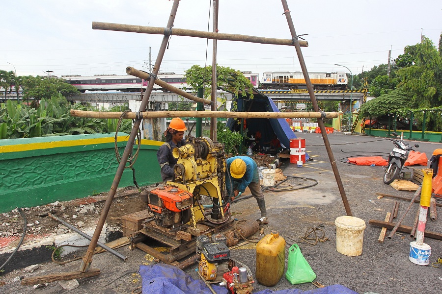 Pekerja menyelesaikan proses pengambilan sampel tanah untuk diuji di laboratorium sebagai bagian dari kajian teknis pembangunan Jembatan Kewek, Kota Jogja, Minggu (18/1/2026).