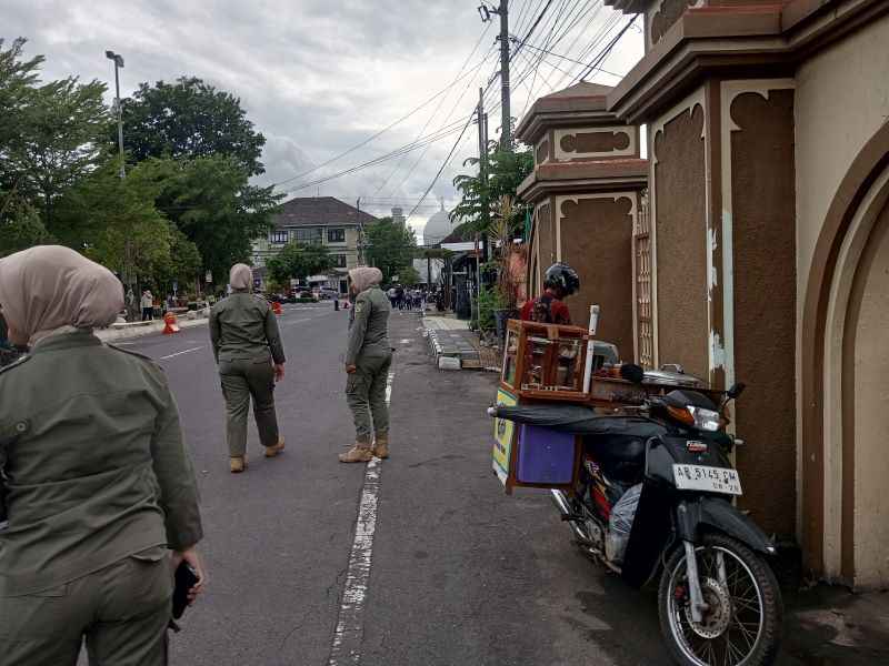 BERI TEGURAN: Petugas Satpol PP Gunungkidul saat menemui PKL yang nekat berjualan di Alun-Alun Wonosari Minggu (18/1) sore.