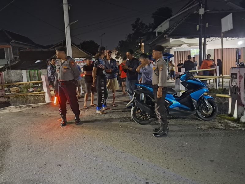 EVAKUASI: Penanganan bocah yang tercebur ke Selokan Mataram, Kutu Asem, Sinduadi, Mlati, Sleman Senin (19/1).