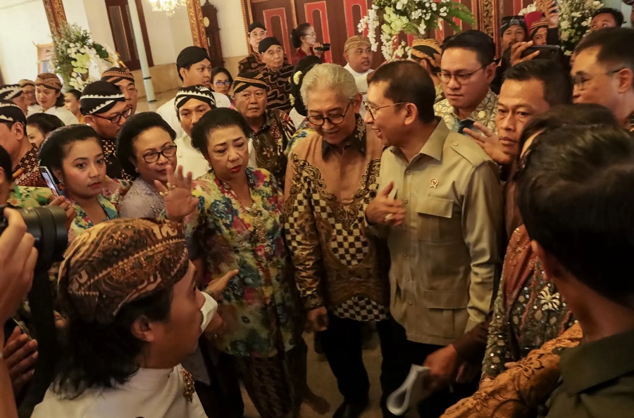 Penyerahan SK Menteri Kebudayaan kepada Mahamenteri Keraton Surakarta KGPA Tedjowulan berujung ke ranah hukum.