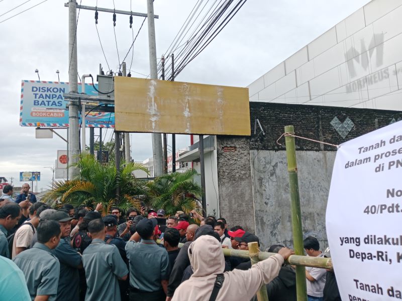 DIHADANG: Proses eksekusi bangunan Andhini Sakti yang sempat terjadi penolakan dan mengahurskan ditunda Rabu (21/1).