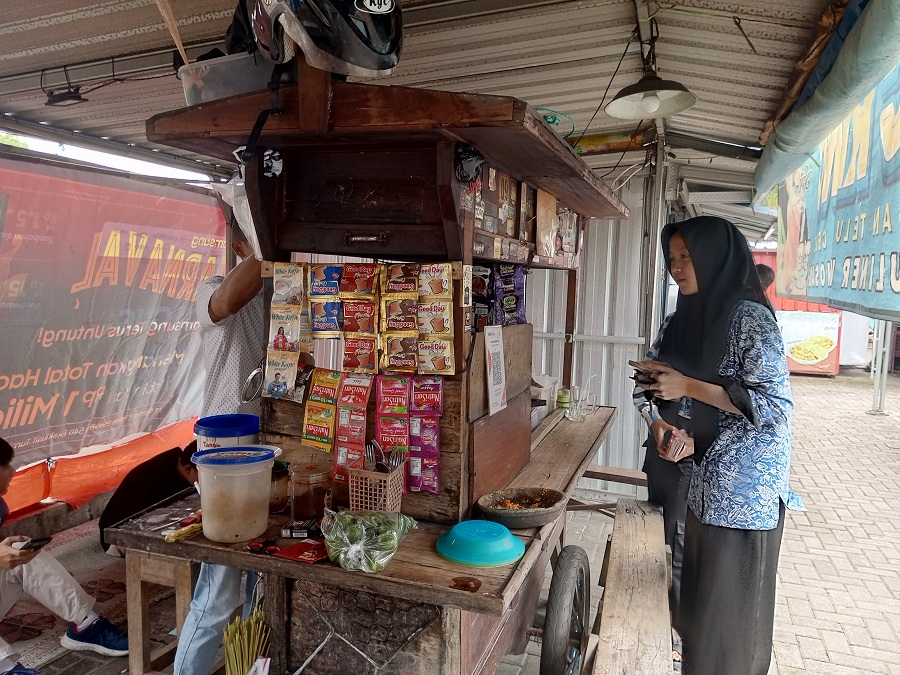 Surino sedang melayani pembeli angkringan miliknya di Tamkul Wonosari pada Rabu (21/1/2026).