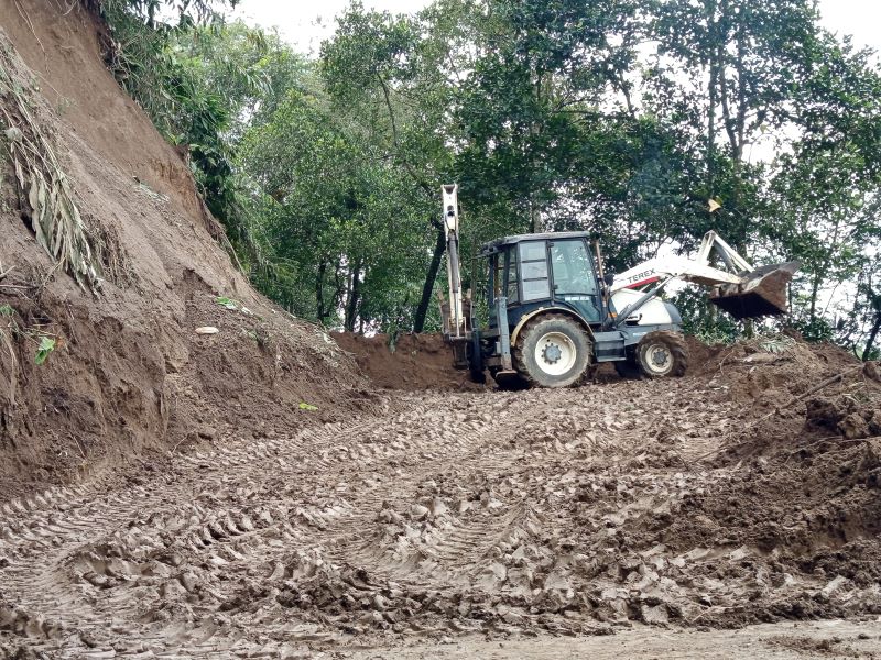 LONGSORAN: Tebing setinggi kurang lebih 15 meter hingga 25 meter di wilayah Wonolelo, Sawangan, longsor Rabu (21/1) dini hari.