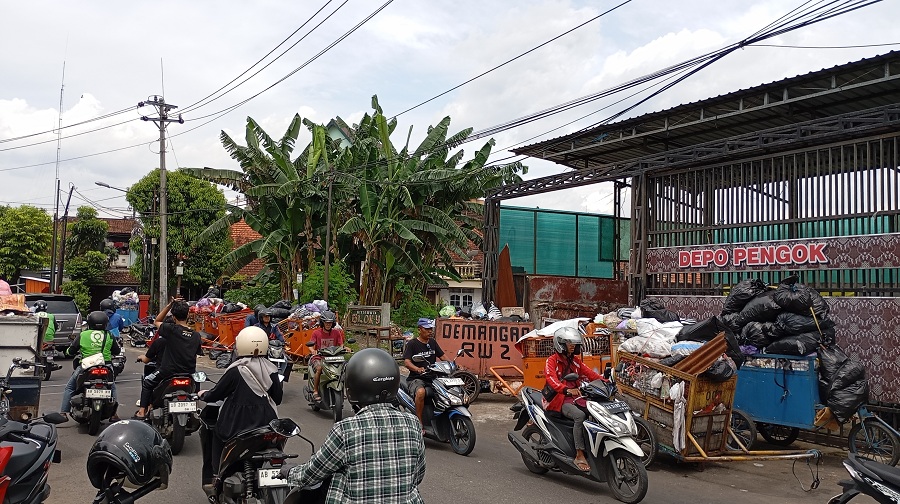 MENGULAR: Kondisi Depo Pengok yang penuh antrean gerobak pada Kamis (22/1/2026).