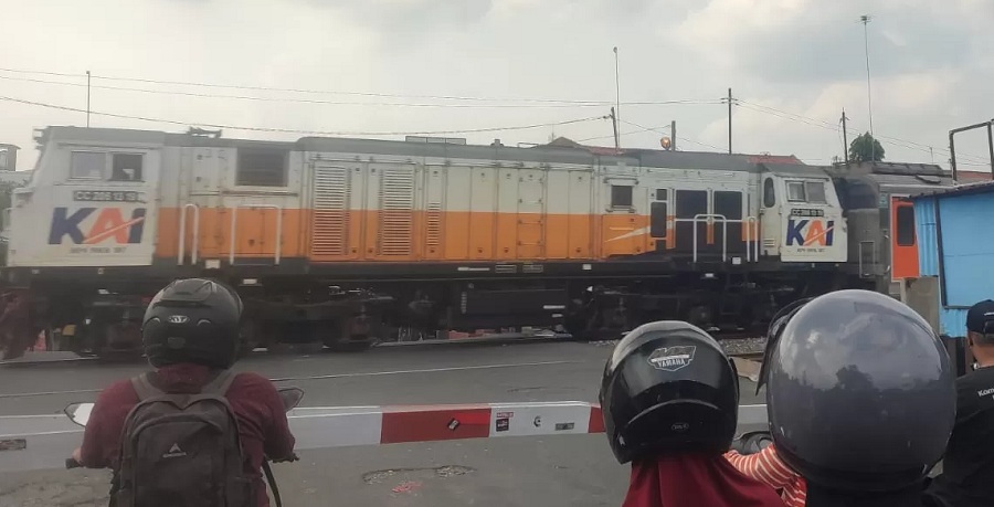 Salah satu perlintasan sebidang kereta api (KA) di Kabupaten Sragen yang sudah berpalang pintu.