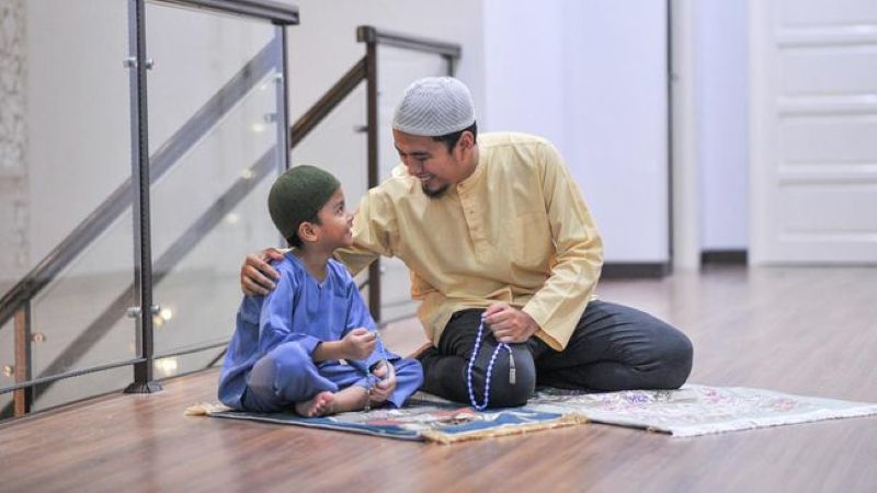 Mengajarkan anak untuk berpuasa.