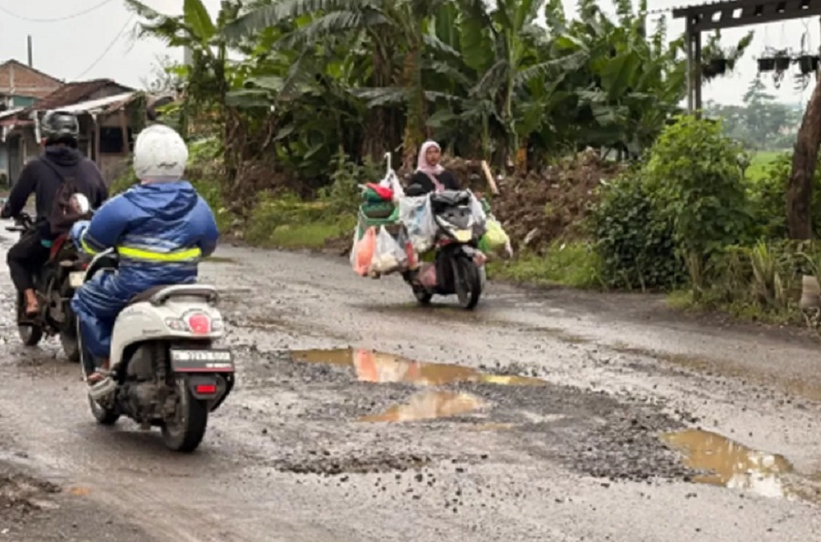 Kerusakan jalan menuju objek wisata Pantai Ngebum, Desa Mororejo, Kecamatan Kaliwungu, kini berubah menjadi ancaman serius bagi keselamatan pekerja industri sekaligus masa depan pariwisata Kendal.
