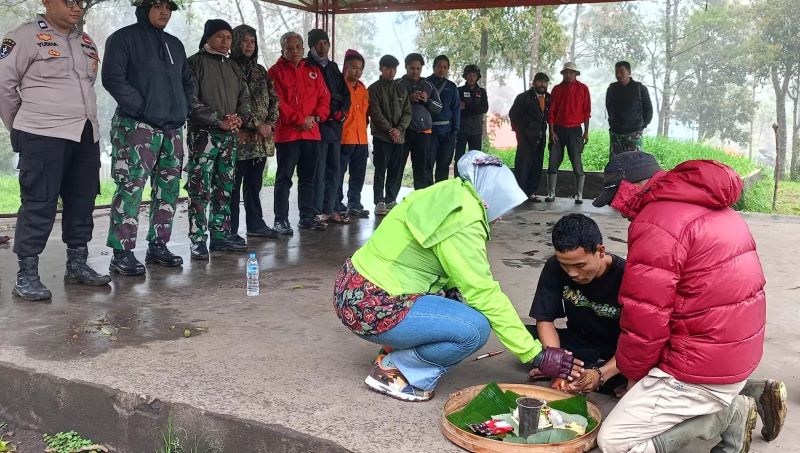 Paranormal membantu melakukan pencarian pendaki Bukit Mongkrang Tawangmangu yang bilang.