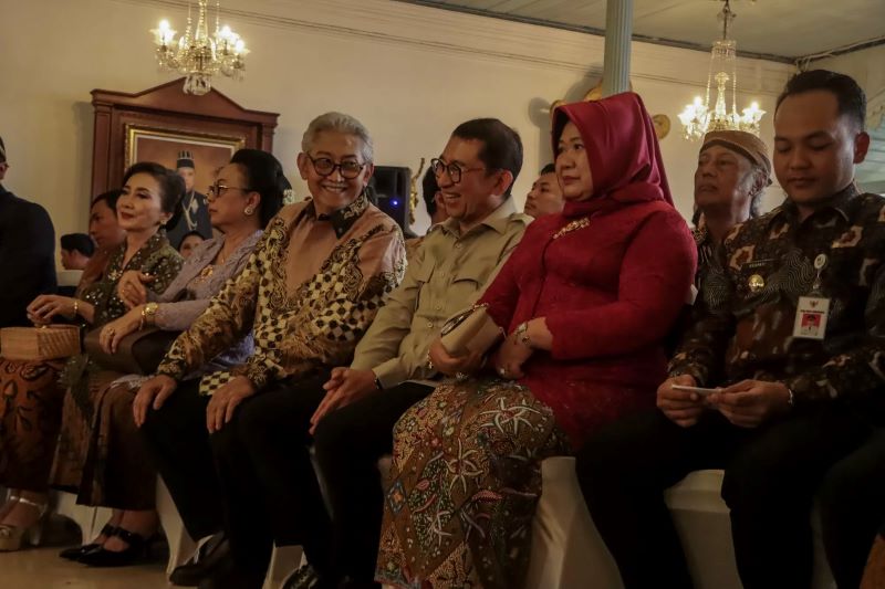 KGPA Tedjowulan bersama Menteri Kebudayaan Fadli Zon di Keraton Solo.