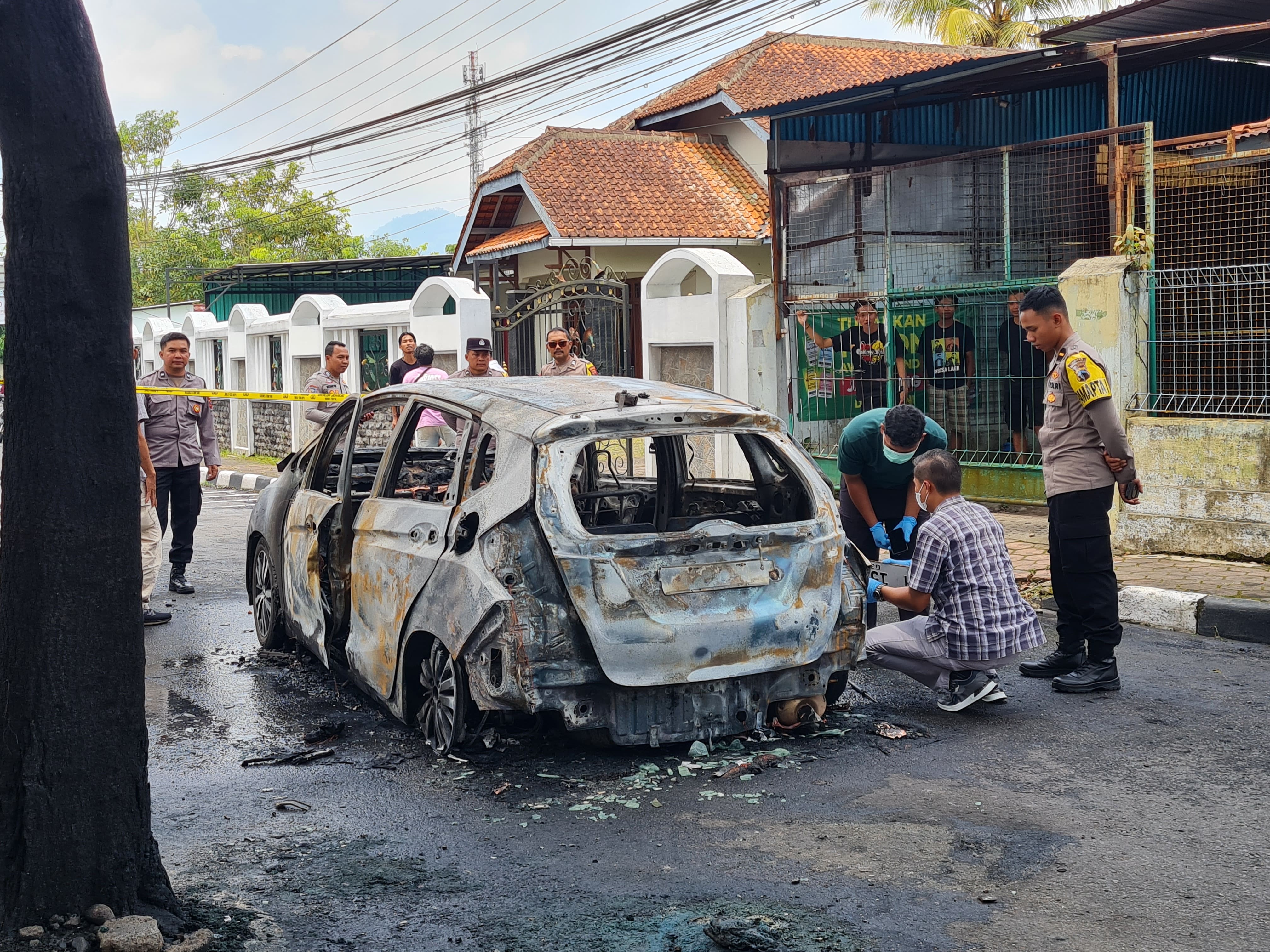 Kondisi mobil Honda Jazz yang terbakar di Jalan Jeruk, Kota Magelang, Senin (26/1).  &nbsp;  Mobil Honda Jazz Ludes Terbakar di Magelang, Pengemudi malah Menghilang  &nbsp;