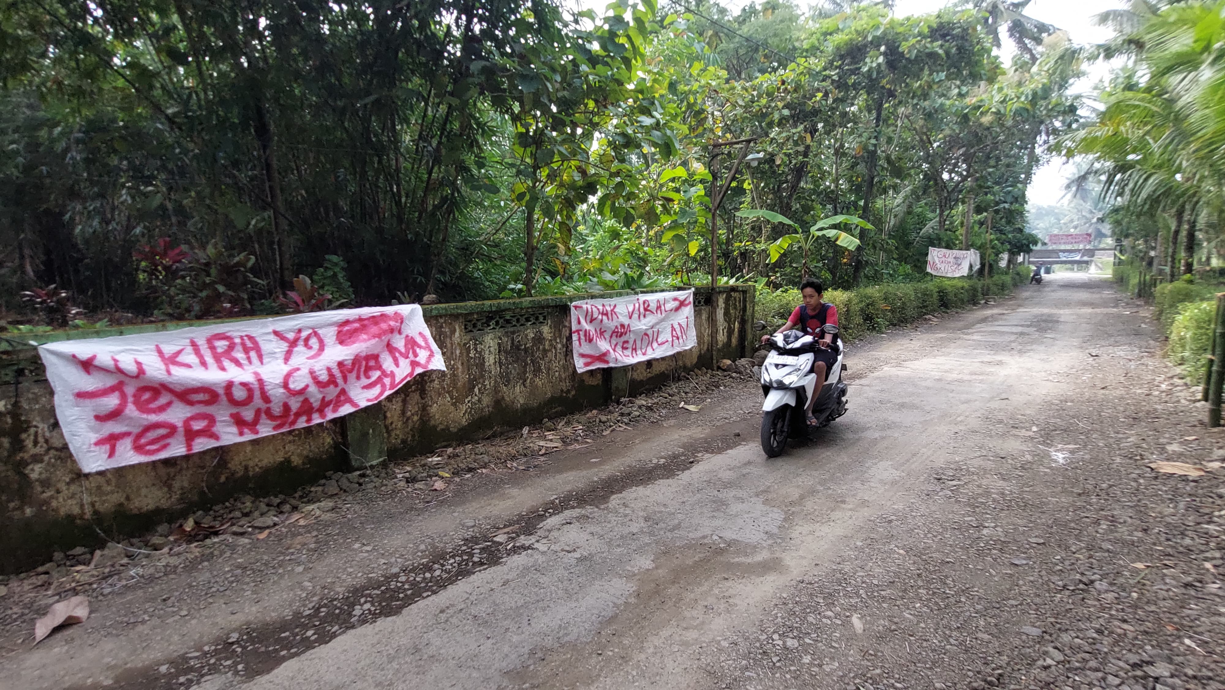 Warga Dumpoh memasang spanduk sindiran agar suara mereka didengar.