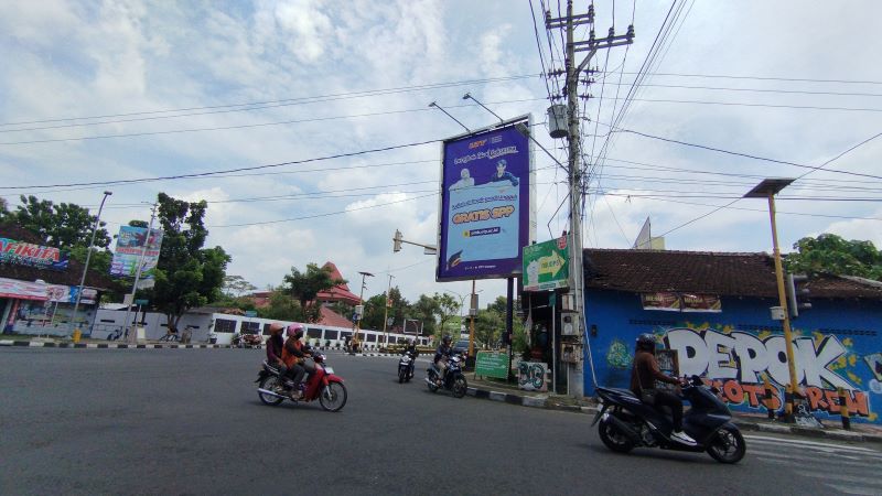 SALAHI ATURAN: Reklame penerimaan mahasiswa baru kampus UTY termasuk reklame ilegal yang berada di simpang empat Gose, Jalan Jenderal Sudirman, Bantul Selasa (27/1).