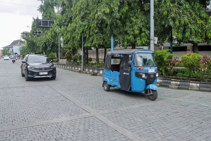 DIPERSOALKAN: Salah satu armada bajaj yang melintasi pusat Kota Solo untuk mencari penumpang