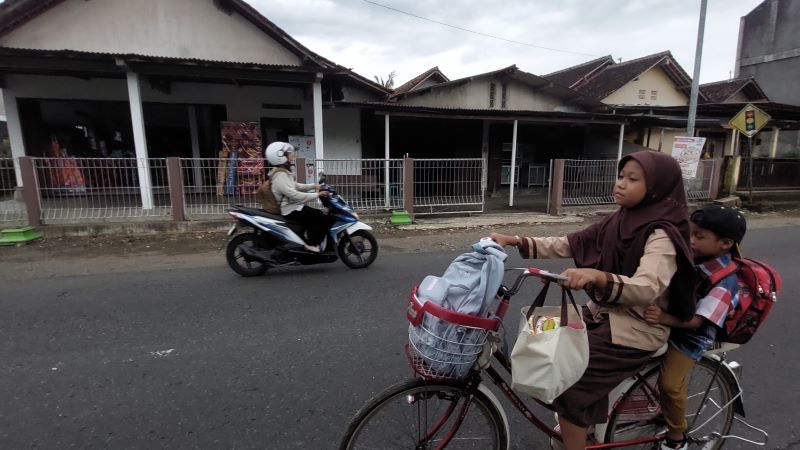 BENTUK TANGGUNG JAWAB: Ariendra Ralea harus membawa sang adik saat sekolah setiap hari. Hal ini dilakukannya karena ibu sedang menjalani kemoterapi.