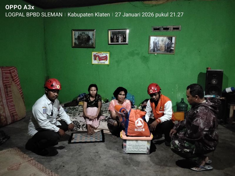 SIMBOLIS: Penyerahan bantuan pada pemilik rumah terdampak angin kencang.