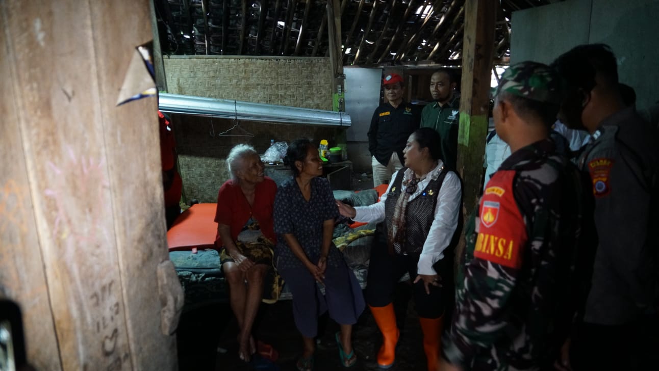 Kondisi rumah Mbah Sayem warga Watugajah Gedangsari dinilai sangat memprihatinkan karena tidak memiliki dapur maupun kamar mandi.  &nbsp;