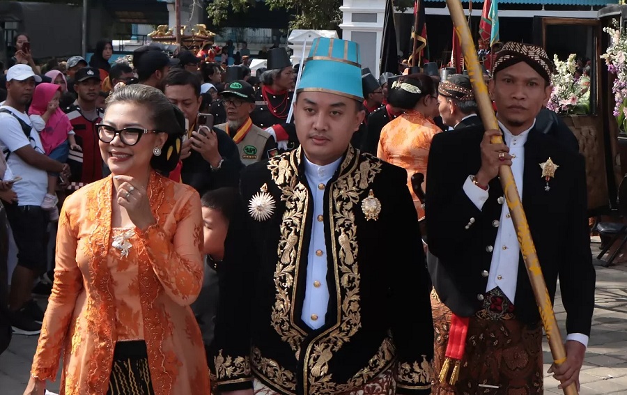 Putra Mahkota Keraton Solo KGPAA Hamangkunegoro atau akrab disapa Gusti Purboyo ikuti kirab Tingalan Dalem Jumenengan belum lama ini.