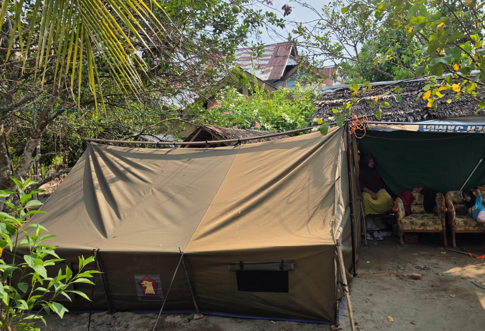 Sri Indriani, seorang ibu hamil tujuh bulan, terpaksa tinggal di tenda, tepatnya di Gampong Blang Me, Kecamatan Kuta Blang, Kabupaten Bireuen, Kamis sore (29/1).