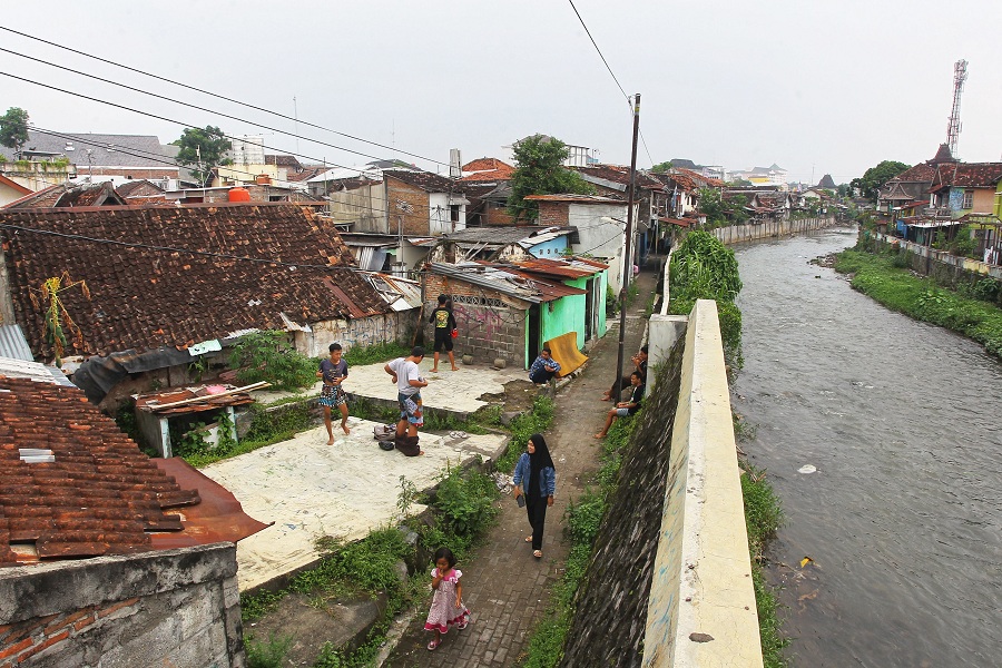 Warga beraktivitas di Kampung Sayidan yang berada di bantaran Sungai Code, Kelurahan Prawirodirjan, Kemantren Gondomanan, Kota Jogja, Jumat (30/1/2026).