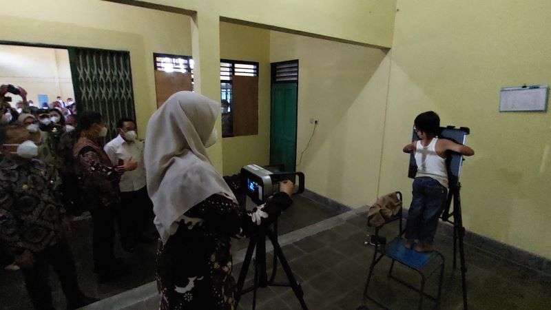 FOTO ORGAN: Wamenkes Benjamin Paulus saat meninjau proses rontgen TBC yang dilakukan di Kalurahan Sentolo.