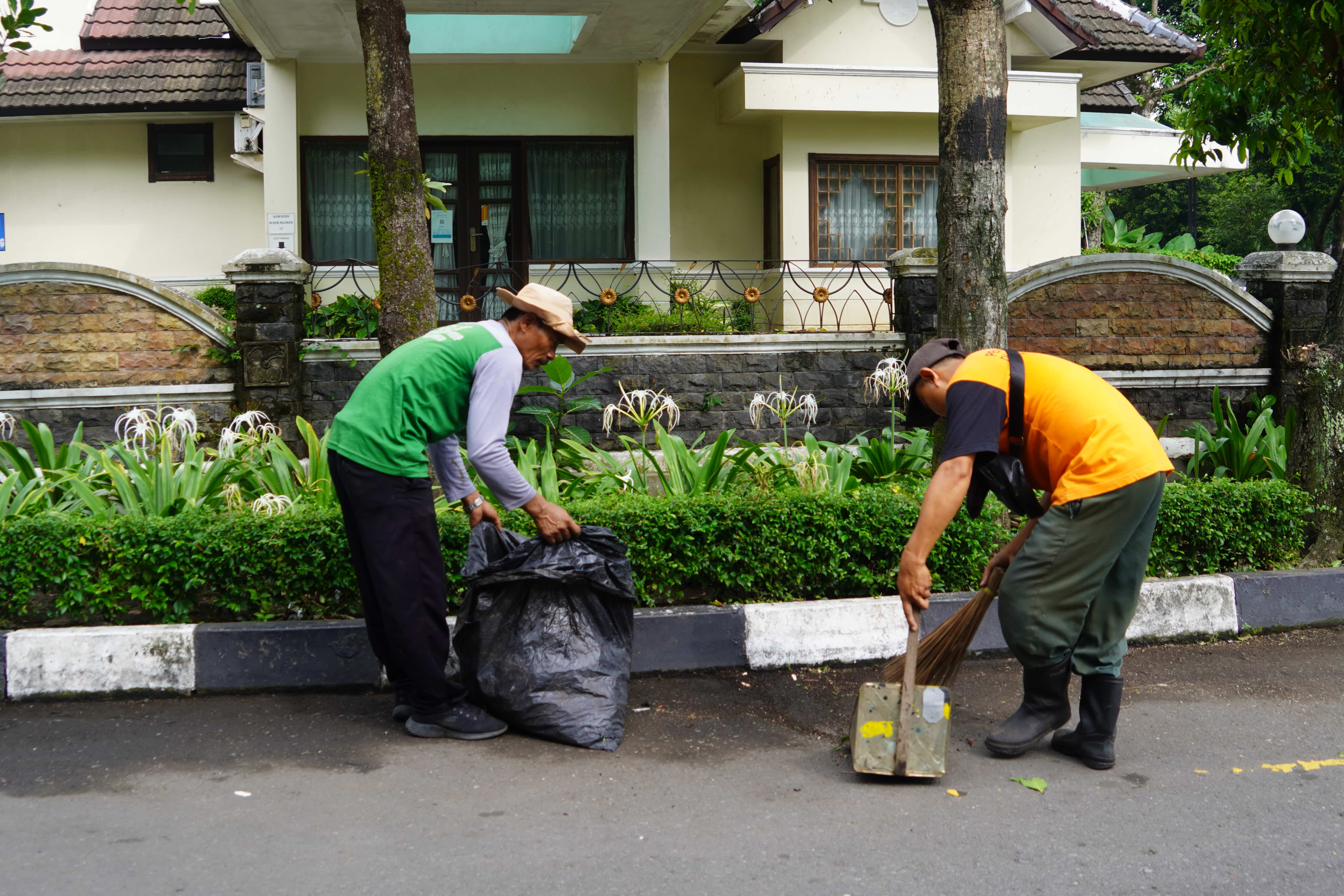 Aksi bersih rumput di Jalan Ungaran Kotabaru oleh anggota Satpol PP dan DLH Kota Jogja&nbsp;