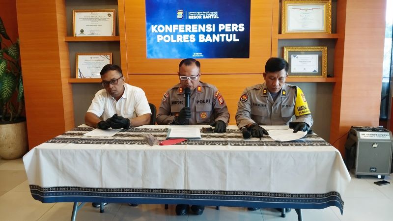 Jajaran Polres Bantul saat menjelaskan terkait pencurian motor di Padukuhan Panjang, Panjangrejo, Pundong telah diamankan di Polres Bantul Selasa (3/2).