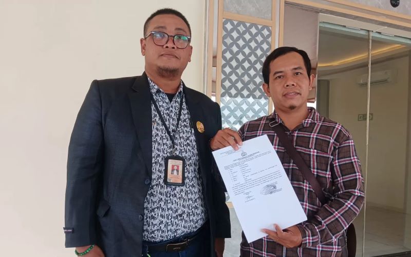 Beni Dwi Saputra, Penasihat hukum korban tunjukKan surat tanda penerimaan laporan pengaduan di Mapolres Klaten, Selasa (3/2/2026).