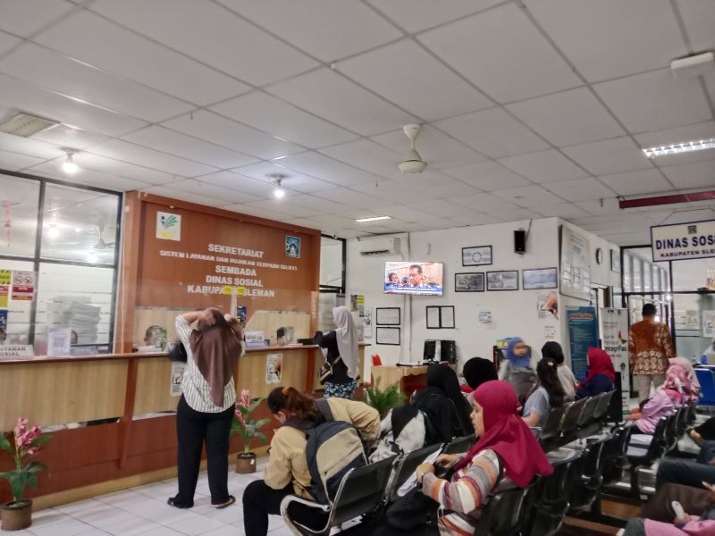 MEMBELUDAK: Warga saat berbondong-bondong mendatangi Kantor Dinas Sosial Sleman Jumat (6/2).   