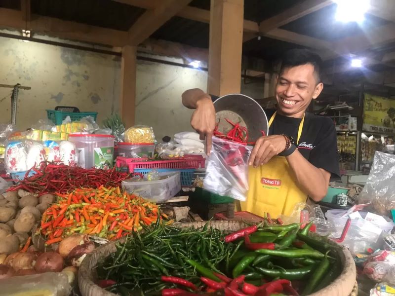 Harga cabai di pasar tradisional terus meroket.