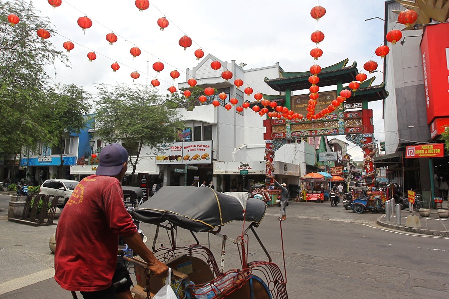 Pengguna jalan melintas di dekat Gapura Ketandan, kawasan Malioboro, Kota Jogja, Rabu (11/2/2026).