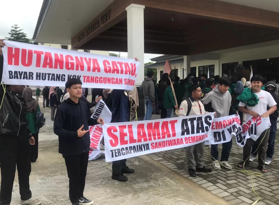 Mahasiswa gelar demonstrasi saat pelantikan Nanik Sutami sebagai rektor Universitas Boyolali (UBY) dibatalkan, Rabu (11/2/2026).