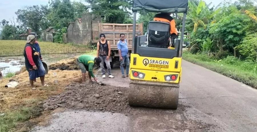 Petugas DPU Sragen melakukan penanganan darurat kerusakan jalan di Kecamatan Sumberlawang, Rabu (11/2/2026).
