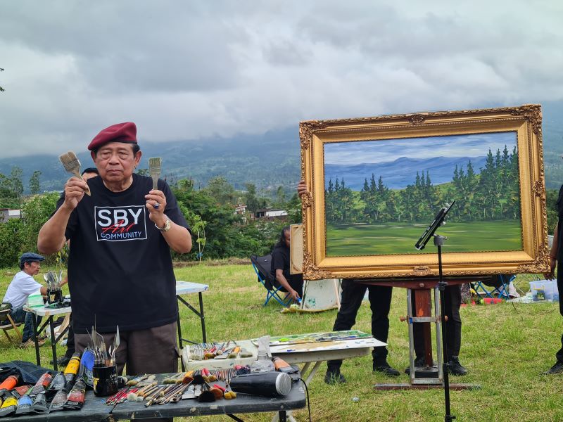 MENAWAN: Presiden ke-6 RI Susilo Bambang Yudhoyono menyelesaikan hasil karya lukisnya selama dua jam di Wonolelo Hill Camp Kamis (12/2).