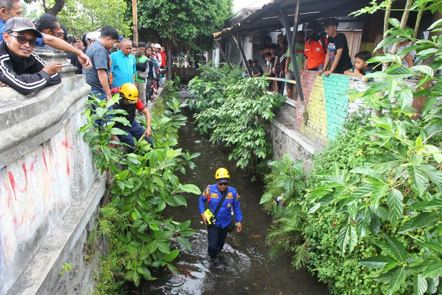 Polisi mengamankan seorang pria dari amukan warga karena diduga melakukan pelecehan seksual terhadap seorang anak di Jalan Pramuka, Umbulharjo, Kota Jogja, Jumat (13/2/2026).