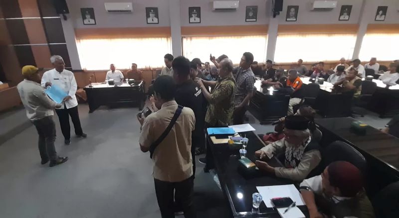Aliansi Masyarakat lereng Gunung Lawu saat audiensi di Kantor Bupati Karanganyar, Jumat (13/2/2026) untuk menyatakan penolakan pembangunan Geothermal Gunung Lawu.