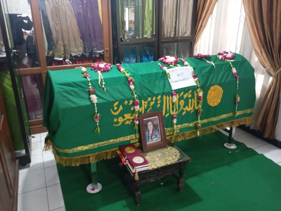 DUNIA SENI BERDUKA: Suasana rumah duka almarhumah Suminingsih atau Yu Beruk di Sanggar Busana Nawangsih, Dukuh Matrijeron Sabtu&nbsp;(14/2/2026).