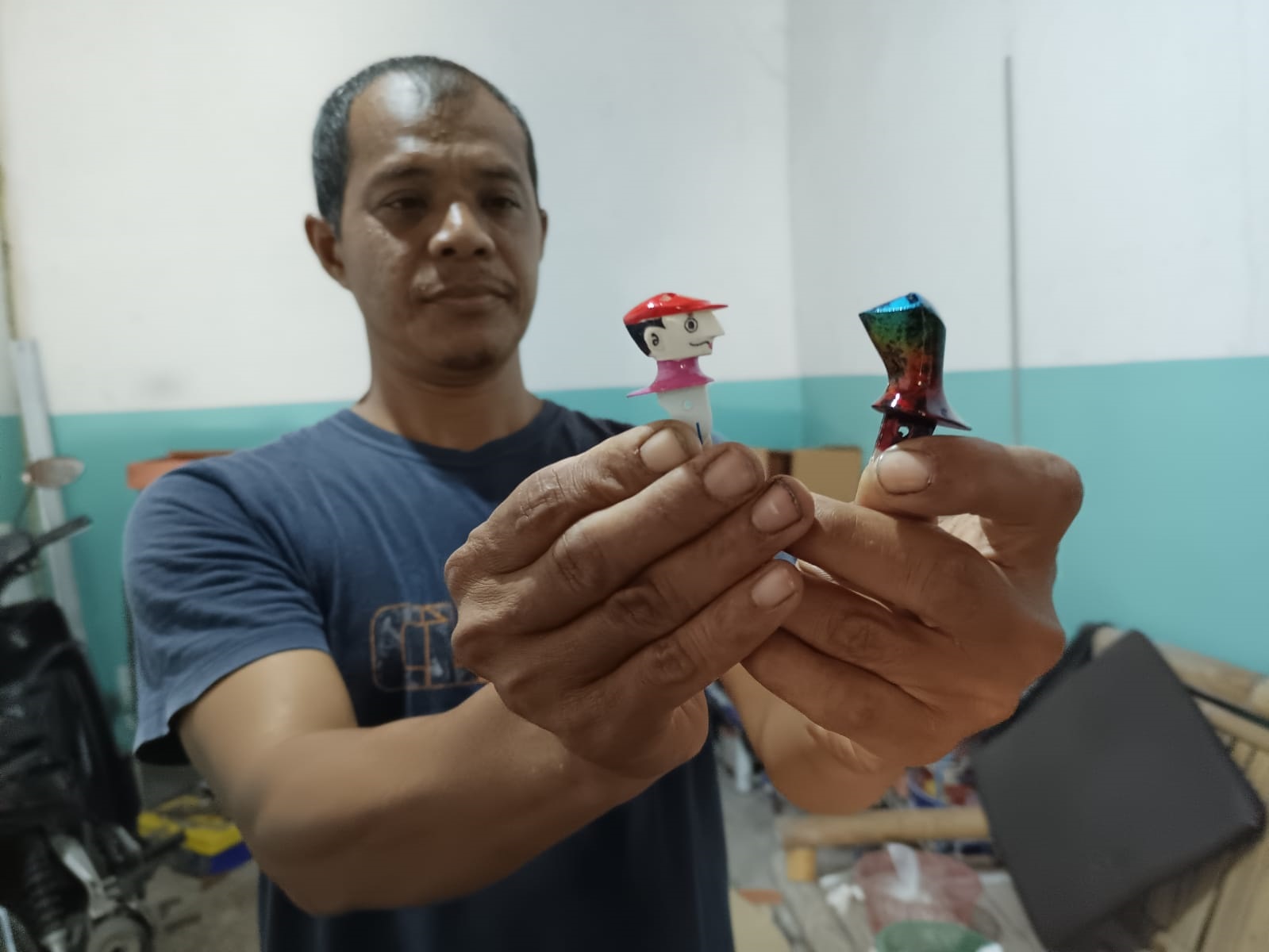 Warga Desa Tanjunganom, Kecamatan Banyuurip,&nbsp;Purworejo&nbsp;menunjukkan hasil produksi sawangan burung kualitas super. (M Hafied/Radar Jogja)