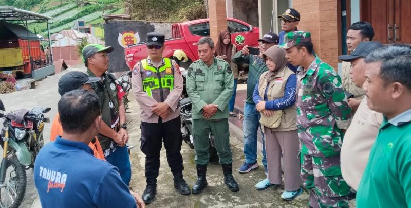 Perhutani, BKSDA dan petugas dari Polsek Jatiyoso saat melakukan koordinasi terkait kemunculan macan tutul di Desa Beruk, Jatiyoso.