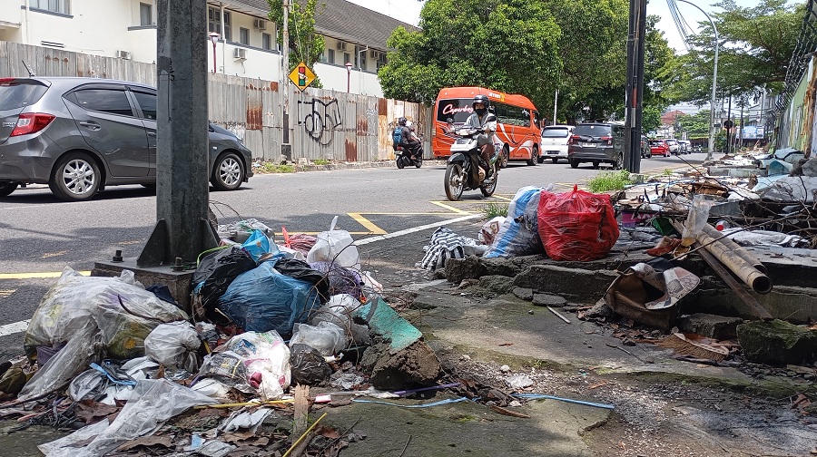 MUNCUL: Tumpukan kantong-kantong sampah bermunculan di lahan eks taylor street Jalan Dr Sardjito Terban, Kota Jogja pada Senin (16/2/2026).