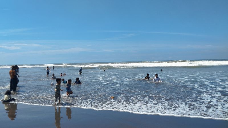 KEARIFAN LOKAL: Wisatawan sedang melakukan tradisi padusan yang biasa dilakukan menjelang Ramadan di Pantai Parangtritis Senin (16/2).
