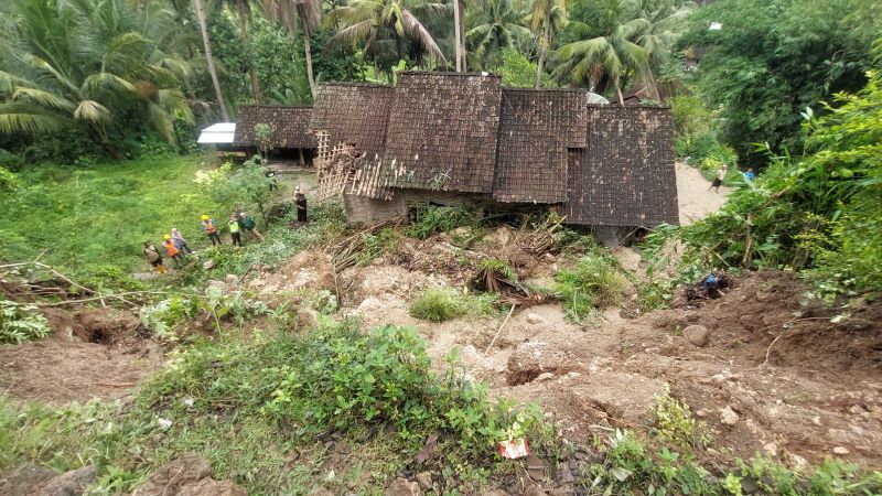 AMBROL: Personel tanggap bencana mengecek tembok rumah yang dihantam material longsor di Kalurahan Banyuroto Senin (16/2).