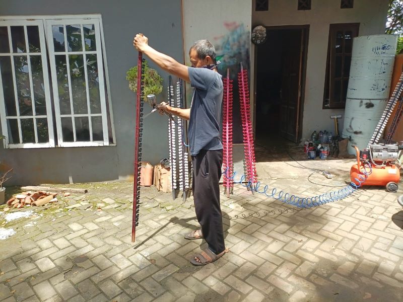 POTENSI DESA: Warga Desa Tanjunganom, Banyuurip, Purworejo terampil memproduksi sawangan burung yang saat ini dikenal hingga luar daerah.