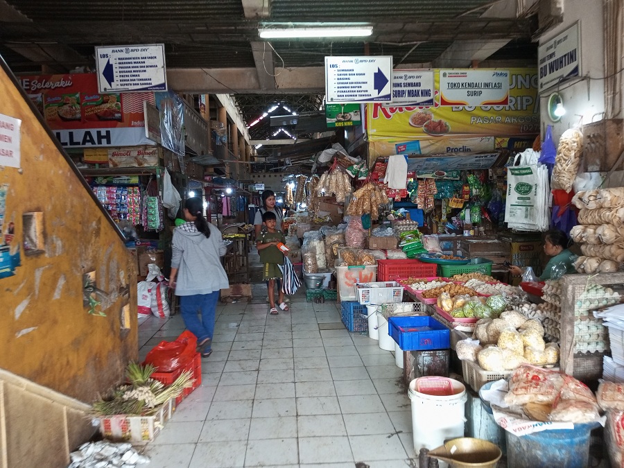Kondisi Pasar Argosari saat siang hari.
