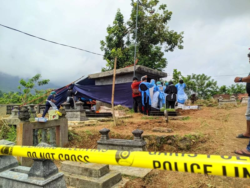 Proses ekshumasi atau pembongkaran makam santri ponpes di Bulukerto, Wonogiri untuk mengungkap dugaan kejanggalan penyebab kematiannya, Selasa (17/2/2026).