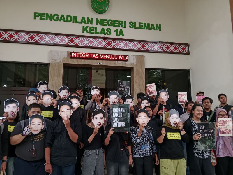 PROSES HUKUM: Teman-teman Perdana Arie mengikuti proses persidangan di Pengadilan Negeri Sleman Rabu (18/2).